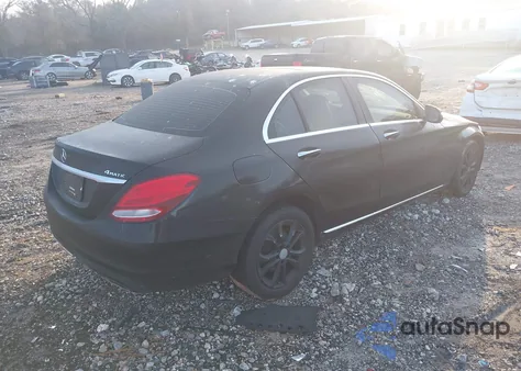 2017 Mercedes-Benz C 300 4Matic z USA, uszkodzony, nr VIN 55SWF4KB8HU207567